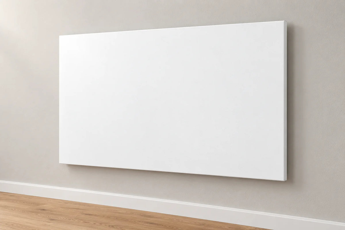 Weiße rahmenlose Infrarotheizung EASY an einer hellen Wand.